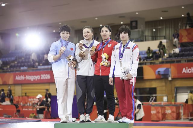 (260930) -- NAGOYA, Sept. 30, 2026 (Xinhua) -- Gold medalist Ishii Ami (2nd R) of Japan, silver medalist Pak Sol Gum (1st R) of the Democratic People's Republic of Korea (DPRK) and bronze medalists China's Long Jia (1st L) and Kyrgyzstan's Meerim Zhumanazarova pose during the awarding ceremony for the Women's 68kg of Wrestling at the 20th Asian Games Aichi-Nagoya 2026 in Nagoya, Japan, Sept. 30, 2026. (Xinhua/Long Lei)