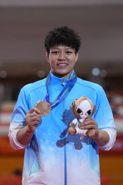 (260930) -- NAGOYA, Sept. 30, 2026 (Xinhua) -- Bronze medalist China's Long Jia poses during the awarding ceremony for the Women's 68kg of Wrestling at the 20th Asian Games Aichi-Nagoya 2026 in Nagoya, Japan, Sept. 30, 2026. (Xinhua/Li Bo)
