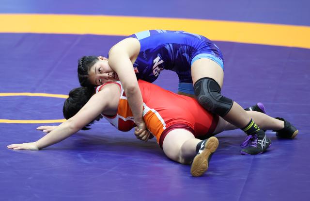 (260930) -- NAGOYA, Sept. 30, 2026 (Xinhua) -- Ishii Ami (R) of Japan competes with Pak Sol Gum of the Democratic People's Republic of Korea (DPRK) during the Women's 68kg final match of Wrestling at the 20th Asian Games Aichi-Nagoya 2026 in Nagoya, Japan, Sept. 30, 2026. (Xinhua/Long Lei)