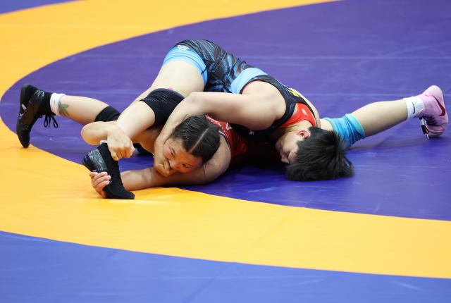 (260930) -- NAGOYA, Sept. 30, 2026 (Xinhua) -- Long Jia (R) of China competes with Mongolia's Delgermaa Enkhsaikhan during the Women's 68kg bronze medal match of Wrestling at the 20th Asian Games Aichi-Nagoya 2026 in Nagoya, Japan, Sept. 30, 2026. (Xinhua/Long Lei)