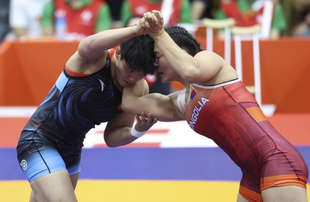 (260930) -- NAGOYA, Sept. 30, 2026 (Xinhua) -- Long Jia (L) of China competes with Mongolia's Delgermaa Enkhsaikhan during the Women's 68kg bronze medal match of Wrestling at the 20th Asian Games Aichi-Nagoya 2026 in Nagoya, Japan, Sept. 30, 2026. (Xinhua/Long Lei)