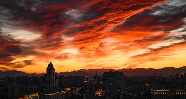 (260930) -- BEIJING, Sept. 30, 2026 (Xinhua) -- This photo taken on Sept. 30, 2026 shows the city skyline at sunset in Beijing, capital of China. (Xinhua/Wang Jianhua)