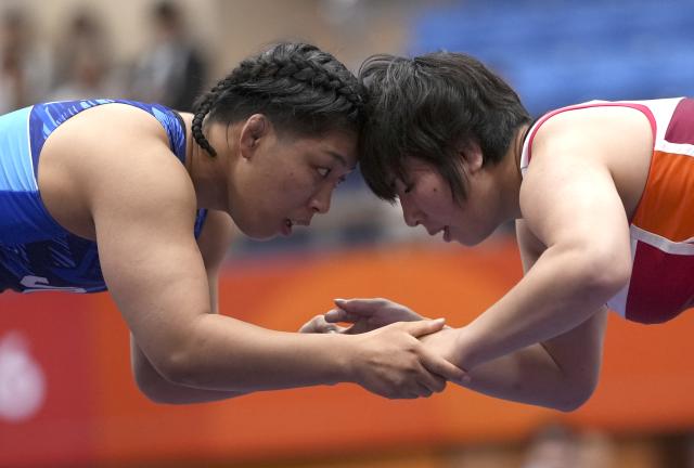 (260930) -- NAGOYA, Sept. 30, 2026 (Xinhua) -- Ishii Ami (L) of Japan competes with Pak Sol Gum of the Democratic People's Republic of Korea (DPRK) during the Women's 68kg final match of Wrestling at the 20th Asian Games Aichi-Nagoya 2026 in Nagoya, Japan, Sept. 30, 2026. (Xinhua/Li Bo)