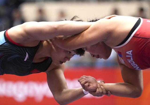 (260930) -- NAGOYA, Sept. 30, 2026 (Xinhua) -- Long Jia (L) of China competes with Mongolia's Delgermaa Enkhsaikhan during the Women's 68kg bronze medal match of Wrestling at the 20th Asian Games Aichi-Nagoya 2026 in Nagoya, Japan, Sept. 30, 2026. (Xinhua/Li Bo)