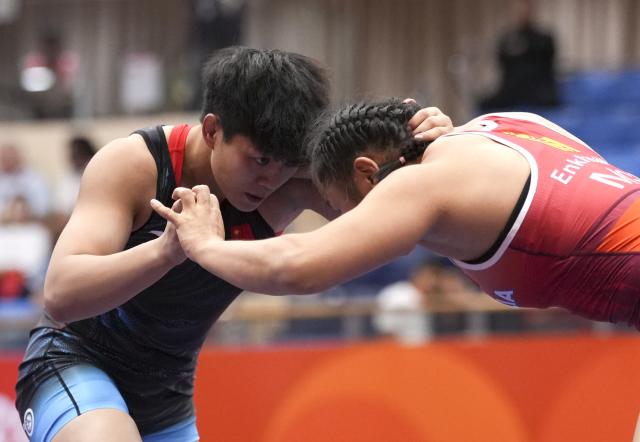 (260930) -- NAGOYA, Sept. 30, 2026 (Xinhua) -- Long Jia (L) of China competes with Mongolia's Delgermaa Enkhsaikhan during the Women's 68kg bronze medal match of Wrestling at the 20th Asian Games Aichi-Nagoya 2026 in Nagoya, Japan, Sept. 30, 2026. (Xinhua/Li Bo)