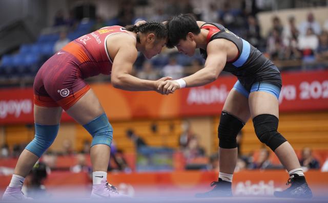 (260930) -- NAGOYA, Sept. 30, 2026 (Xinhua) -- Long Jia (R) of China competes with Mongolia's Delgermaa Enkhsaikhan during the Women's 68kg bronze medal match of Wrestling at the 20th Asian Games Aichi-Nagoya 2026 in Nagoya, Japan, Sept. 30, 2026. (Xinhua/Li Bo)
