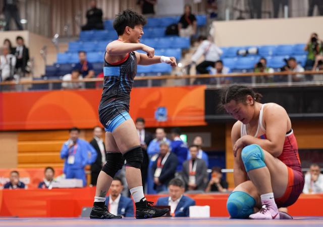 (260930) -- NAGOYA, Sept. 30, 2026 (Xinhua) -- Long Jia (L) of China celebrates after defeating Mongolia's Delgermaa Enkhsaikhan during the Women's 68kg bronze medal match of Wrestling at the 20th Asian Games Aichi-Nagoya 2026 in Nagoya, Japan, Sept. 30, 2026. (Xinhua/Li Bo)