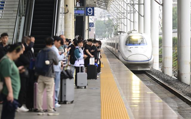 (260930) -- BEIJING, Sept. 30, 2026 (Xinhua) -- Passengers prepare to board a train at Hefei Railway Station in Hefei, east China's Anhui Province, Sept. 30, 2026. China's railway network saw a peak in passenger flow on Wednesday, one day before the beginning of the seven-day National Day holiday. (Xinhua/Zhou Mu)
