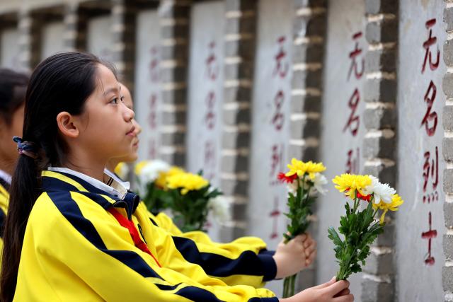 (260930) -- BEIJING, Sept. 30, 2026 (Xinhua) -- Students present flowers to martyrs at a martyrs' cemetery in Zaozhuang City, east China's Shandong Province, Sept. 30, 2026. Commemorative events were held across China to mark Martyrs' Day in recent days. Observed on Sept. 30, one day before National Day, the day commemorates those who gave their lives for national independence and prosperity. (Photo by Sun Zhongzhe/Xinhua)