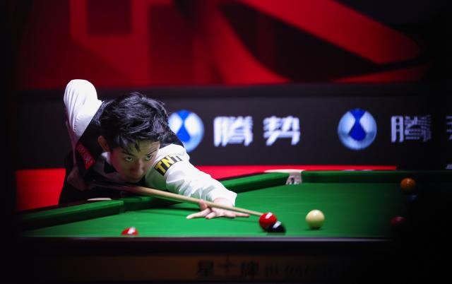 (260930) -- SHENZHEN, Sept. 30, 2026 (Xinhua) -- Wu Yize competes during the round 3 match between Wu Yize and Xu Si of China at World Snooker Tour Shenzhen Open 2026 in Shenzhen, south China's Guangdong Province, Sept. 30, 2026. (Xinhua/Mao Siqian)