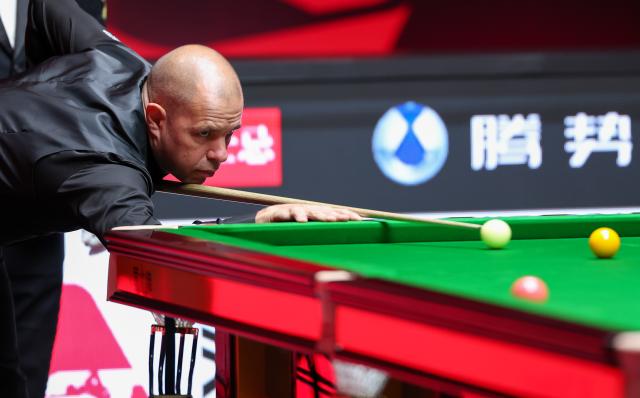 (260930) -- SHENZHEN, Sept. 30, 2026 (Xinhua) -- Barry Hawkins competes during the round 3 match between Elliot Slessor and Barry Hawkins of England at World Snooker Tour Shenzhen Open 2026 in Shenzhen, south China's Guangdong Province, Sept. 30, 2026. (Xinhua/Mao Siqian)
