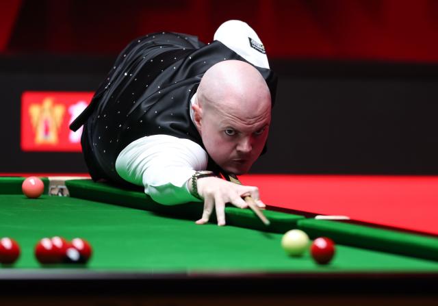(260930) -- SHENZHEN, Sept. 30, 2026 (Xinhua) -- Elliot Slessor competes during the round 3 match between Elliot Slessor and Barry Hawkins of England at World Snooker Tour Shenzhen Open 2026 in Shenzhen, south China's Guangdong Province, Sept. 30, 2026. (Xinhua/Mao Siqian)