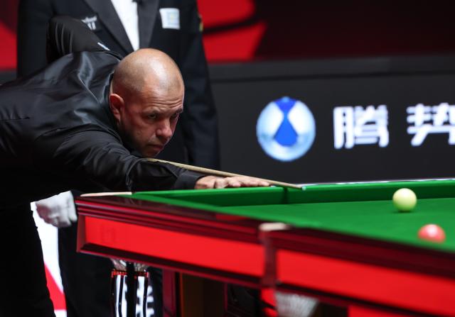 (260930) -- SHENZHEN, Sept. 30, 2026 (Xinhua) -- Barry Hawkins competes during the round 3 match between Elliot Slessor and Barry Hawkins of England at World Snooker Tour Shenzhen Open 2026 in Shenzhen, south China's Guangdong Province, Sept. 30, 2026. (Xinhua/Mao Siqian)