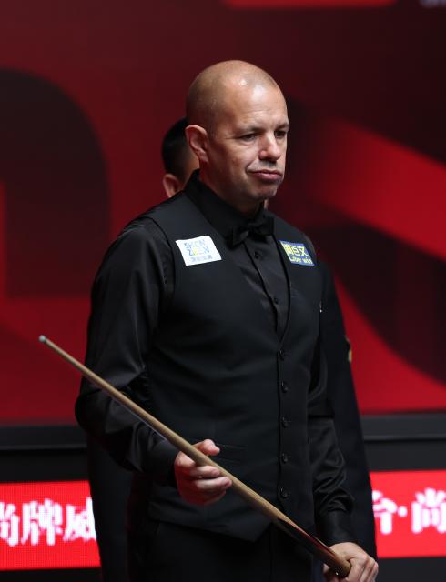(260930) -- SHENZHEN, Sept. 30, 2026 (Xinhua) -- Barry Hawkins reacts during the round 3 match between Elliot Slessor and Barry Hawkins of England at World Snooker Tour Shenzhen Open 2026 in Shenzhen, south China's Guangdong Province, Sept. 30, 2026. (Xinhua/Mao Siqian)