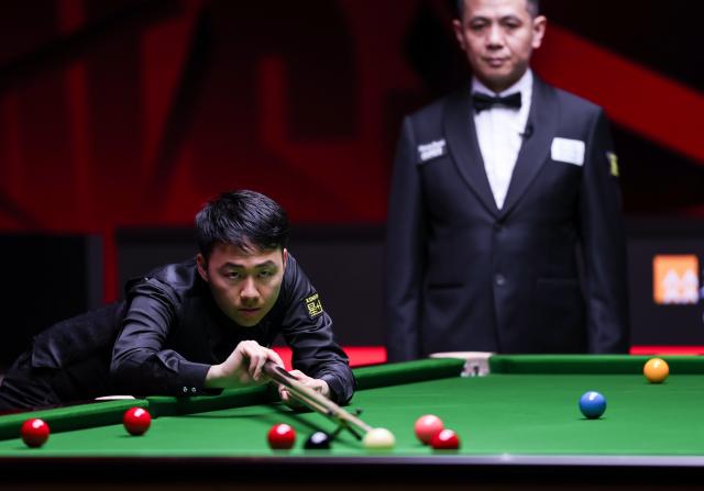 (260930) -- SHENZHEN, Sept. 30, 2026 (Xinhua) -- Xu Si competes during the round 3 match between Wu Yize and Xu Si of China at World Snooker Tour Shenzhen Open 2026 in Shenzhen, south China's Guangdong Province, Sept. 30, 2026. (Xinhua/Mao Siqian)