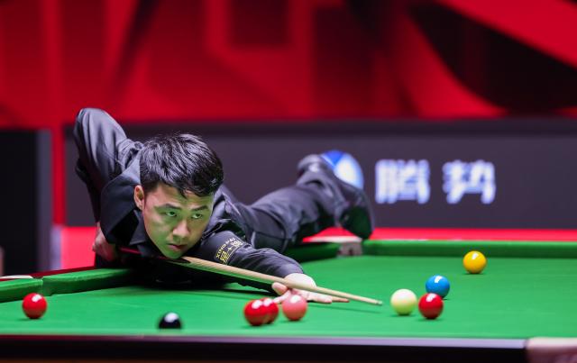 (260930) -- SHENZHEN, Sept. 30, 2026 (Xinhua) -- Xu Si competes during the round 3 match between Wu Yize and Xu Si of China at World Snooker Tour Shenzhen Open 2026 in Shenzhen, south China's Guangdong Province, Sept. 30, 2026. (Xinhua/Mao Siqian)