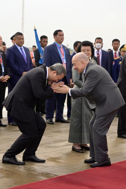 (260930) -- KANDAL, Sept. 30, 2026 (Xinhua) -- Cambodian King Norodom Sihamoni (1st R, front) is greeted by Cambodian Prime Minister Hun Manet at Techo International Airport in Kandal province, Cambodia, on Sept. 30, 2026. Cambodian King Norodom Sihamoni and his mother, Queen Mother Norodom Monineath Sihanouk, returned home safely on Wednesday afternoon after a month-long trip to Beijing, China, for routine medical check-ups. (Photo by Nitola/Xinhua)