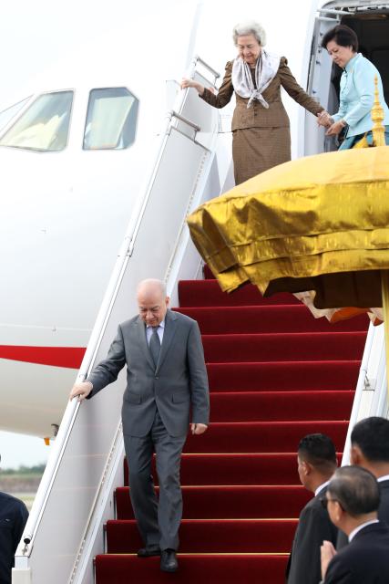 (260930) -- KANDAL, Sept. 30, 2026 (Xinhua) -- Cambodian King Norodom Sihamoni (1st L, front) and his mother, Queen Mother Norodom Monineath Sihanouk (1st L, rear) step off a plane at Techo International Airport in Kandal province, Cambodia, on Sept. 30, 2026. Cambodian King Norodom Sihamoni and his mother, Queen Mother Norodom Monineath Sihanouk, returned home safely on Wednesday afternoon after a month-long trip to Beijing, China, for routine medical check-ups. (Photo by Nitola/Xinhua)