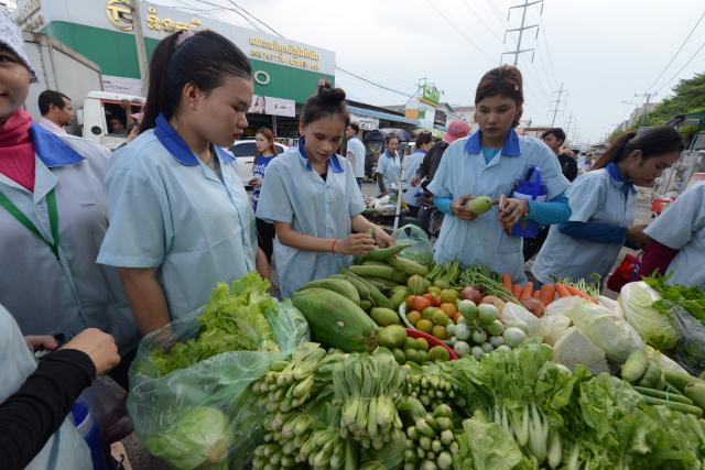 (260930) -- PHNOM PENH, Sept. 30, 2026 (Xinhua) -- Garment factory workers buy vegetables outside their factory in Phnom Penh, Cambodia, Sept. 30, 2026. Cambodia has officially set a new monthly minimum wage of 212 U.S. dollars for the garment, textile, footwear, and travel goods industry for 2027, Prime Minister Hun Manet announced on Wednesday. (Photo by Phearum/Xinhua)