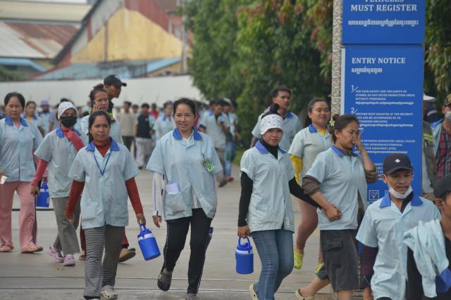 (260930) -- PHNOM PENH, Sept. 30, 2026 (Xinhua) -- Workers leave a garment factory in Phnom Penh, Cambodia, Sept. 30, 2026. Cambodia has officially set a new monthly minimum wage of 212 U.S. dollars for the garment, textile, footwear, and travel goods industry for 2027, Prime Minister Hun Manet announced on Wednesday. (Photo by Phearum/Xinhua)