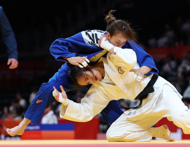 (261001) -- NAGOYA, Oct. 1, 2026 (Xinhua) -- Zhang Wen (top) of China competes with Yuan Pei-chun of Chinese Taipei during the women -63kg elimination round of 16 of Judo at the 20th Asian Games Aichi-Nagoya 2026 in Nagoya, Japan, Oct. 1, 2026. (Xinhua/Yao Qilin)