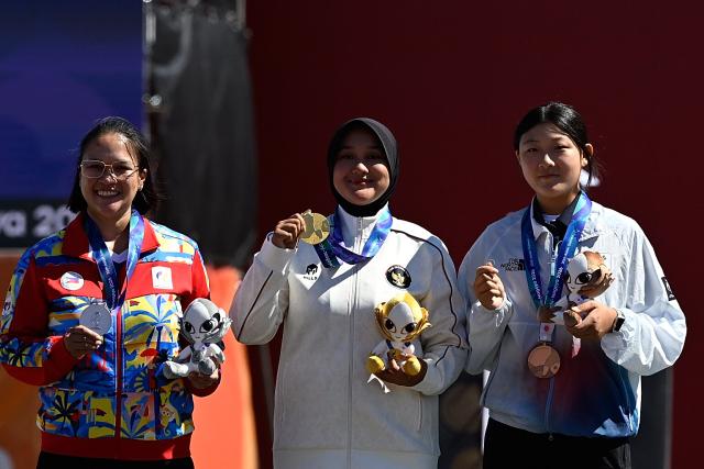 (261001) -- OKAZAKI, Oct. 1, 2026 (Xinhua) -- Gold medalist Nurisa Dian Ashrifah (C) of Indonesia, silver medalist Amaya Amparo Cojuangco (L) of the Philippines, bronze medalist Kang Yeonseo of South Korea pose for photos during the victory ceremony for the compound women's individual of archery at the 20th Asian Games Aichi-Nagoya 2026 in Okazaki of Aichi Prefecture, Japan, Oct. 1, 2026. (Xinhua/Yu Yang)