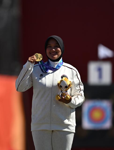 (261001) -- OKAZAKI, Oct. 1, 2026 (Xinhua) -- Gold medalist Nurisa Dian Ashrifah poses for photos during the victory ceremony for the compound women's individual of archery at the 20th Asian Games Aichi-Nagoya 2026 in Okazaki of Aichi Prefecture, Japan, Oct. 1, 2026. (Xinhua/Yu Yang)