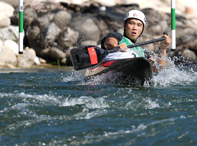 (261001) -- TOYOTA, Oct. 1, 2026 (Xinhua) -- Zhang Zhicheng of China competes during the men's canoe single final of canoe slalom at the 20th Asian Games Aichi-Nagoya 2026 in Toyota of Aichi Prefecture, Japan, Oct. 1, 2026. (Xinhua/Zhang Haobo)