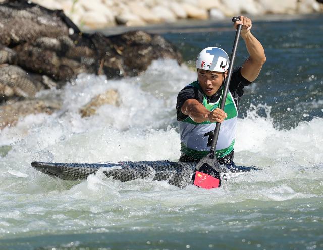 (261001) -- TOYOTA, Oct. 1, 2026 (Xinhua) -- Zhang Zhicheng of China competes during the men's canoe single final of canoe slalom at the 20th Asian Games Aichi-Nagoya 2026 in Toyota of Aichi Prefecture, Japan, Oct. 1, 2026. (Xinhua/Zhang Haobo)