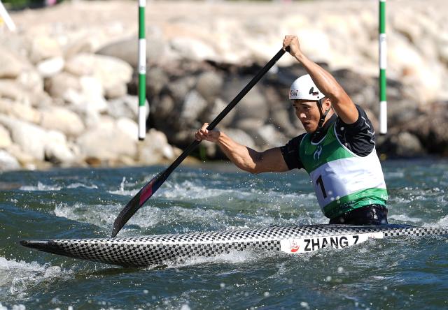 (261001) -- TOYOTA, Oct. 1, 2026 (Xinhua) -- Zhang Zhicheng of China competes during the men's canoe single final of canoe slalom at the 20th Asian Games Aichi-Nagoya 2026 in Toyota of Aichi Prefecture, Japan, Oct. 1, 2026. (Xinhua/Zhang Haobo)