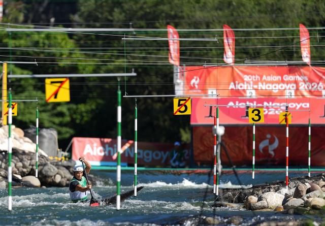 (261001) -- TOYOTA, Oct. 1, 2026 (Xinhua) -- Zhang Zhicheng of China competes during the men's canoe single final of canoe slalom at the 20th Asian Games Aichi-Nagoya 2026 in Toyota of Aichi Prefecture, Japan, Oct. 1, 2026. (Xinhua/Zhang Haobo)