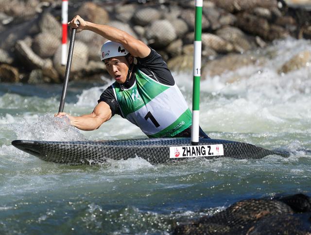 (261001) -- TOYOTA, Oct. 1, 2026 (Xinhua) -- Zhang Zhicheng of China competes during the men's canoe single final of canoe slalom at the 20th Asian Games Aichi-Nagoya 2026 in Toyota of Aichi Prefecture, Japan, Oct. 1, 2026. (Xinhua/Zhang Haobo)