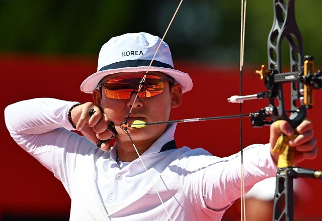 (261001) -- OKAZAKI, Oct. 1, 2026 (Xinhua) -- Kim Jongho of South Korea competes during the compound men's individual quarterfinals of archery against Liao Jiahao of China at the 20th Asian Games Aichi-Nagoya 2026 in Okazaki of Aichi Prefecture, Japan, Oct. 1, 2026. (Xinhua/Yu Yang)