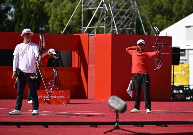 (261001) -- OKAZAKI, Oct. 1, 2026 (Xinhua) -- Liao Jiahao (R) of China competes against Kim Jongho of South Korea during their compound men's individual quarterfinals of archery at the 20th Asian Games Aichi-Nagoya 2026 in Okazaki of Aichi Prefecture, Japan, Oct. 1, 2026. (Xinhua/Yu Yang)