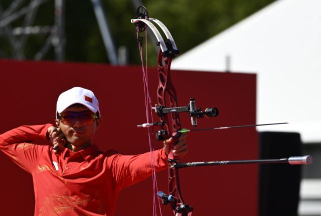 (261001) -- OKAZAKI, Oct. 1, 2026 (Xinhua) -- Liao Jiahao of China competes during the compound men's individual quarterfinals of archery against Kim Jongho of South Korea at the 20th Asian Games Aichi-Nagoya 2026 in Okazaki of Aichi Prefecture, Japan, Oct. 1, 2026. (Xinhua/Yu Yang)