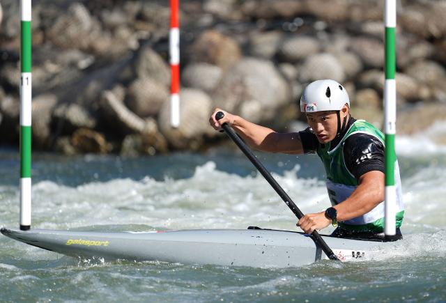 (261001) -- TOYOTA, Oct. 1, 2026 (Xinhua) -- Wu Jung-cheng of Chinese Taipei competes during the men's canoe single final of canoe slalom at the 20th Asian Games Aichi-Nagoya 2026 in Toyota of Aichi Prefecture, Japan, Oct. 1, 2026. (Xinhua/Zhang Haobo)