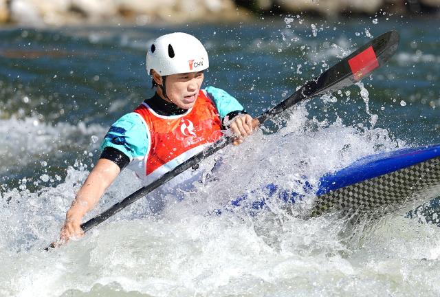 (261001) -- TOYOTA, Oct. 1, 2026 (Xinhua) -- Chen Lin of China competes during the women's kayak single final of canoe slalom at the 20th Asian Games Aichi-Nagoya 2026 in Toyota of Aichi Prefecture, Japan, Oct. 1, 2026. (Xinhua/Zhang Haobo)