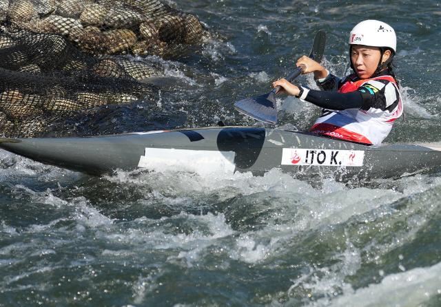 (261001) -- TOYOTA, Oct. 1, 2026 (Xinhua) -- Ito Kurumi of Japan competes during the women's kayak single final of canoe slalom at the 20th Asian Games Aichi-Nagoya 2026 in Toyota of Aichi Prefecture, Japan, Oct. 1, 2026. (Xinhua/Zhang Haobo)