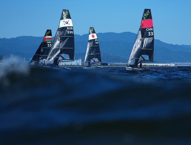 (261001) -- GAMAGORI, Oct. 1, 2026 (Xinhua) -- Athletes compete during the men's skiff opening series race 9 of sailing at the 20th Asian Games Aichi-Nagoya 2026 in Gamagori of Aichi Prefecture, Japan, Oct. 1, 2026. (Xinhua/Cheong Kam Ka)