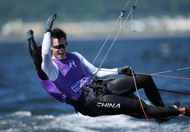 (261001) -- GAMAGORI, Oct. 1, 2026 (Xinhua) -- Liu Tian (front) of China celebrate after the men's skiff opening series race 9 of sailing at the 20th Asian Games Aichi-Nagoya 2026 in Gamagori of Aichi Prefecture, Japan, Oct. 1, 2026. (Xinhua/Cheong Kam Ka)