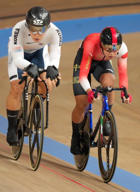 (261001) -- IZU, Oct. 1, 2026 (Xinhua) -- Wu Junjie (R) of China competes during the men's omnium elimination race of cycling track at the 20th Asian Games Aichi-Nagoya 2026 in Izu of Shizuoka Prefecture, Japan, Oct. 1, 2026. (Xinhua/Zhou Mi)