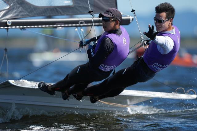 (261001) -- GAMAGORI, Oct. 1, 2026 (Xinhua) -- Wen Zaiding (L), Liu Tian of China compete during the men's skiff opening series race 9 of sailing at the 20th Asian Games Aichi-Nagoya 2026 in Gamagori of Aichi Prefecture, Japan, Oct. 1, 2026. (Xinhua/Cheong Kam Ka)