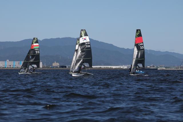 (261001) -- GAMAGORI, Oct. 1, 2026 (Xinhua) -- Sailors prepare ahead of the Men's Skiff Opening Series Race of Sailing at the 20th Asian Games Aichi-Nagoya 2026 in Gamagori of Aichi Prefecture, Japan, Oct. 1, 2026. (Xinhua/Deng Hua)