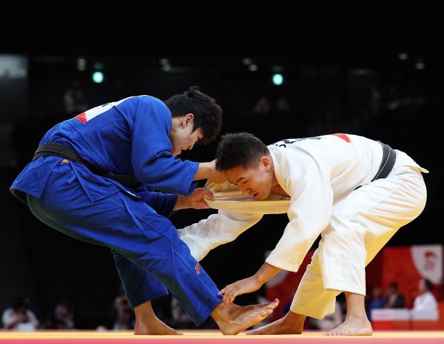 (261001) -- NAGOYA, Oct. 1, 2026 (Xinhua) -- Shi Zhenyu (L) of China competes with Shinebayar Oyunchimeg of Mongolia during their men -81kg elimination round of 16 of Judo at the 20th Asian Games Aichi-Nagoya 2026 in Nagoya, Japan, Oct. 1, 2026. (Xinhua/Yao Qilin)