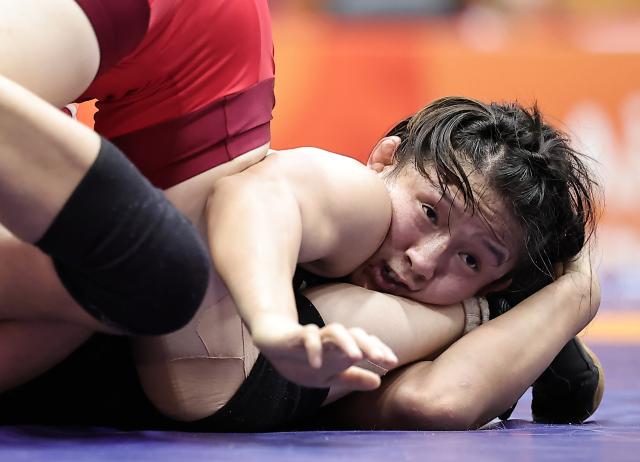 (261001) -- NAGOYA, Oct. 1, 2026 (Xinhua) -- Zhang Qi of China competes with Kim Ok Ju of the Democratic People's Republic of Korea (DPRK) during their Women's 62kg Semifinal bout of Wrestling at the 20th Asian Games Aichi-Nagoya 2026 in Nagoya, Japan, Oct. 1, 2026 (Xinhua/Long Lei)