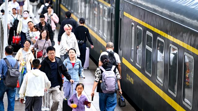 (261001) -- BEIJING, Oct. 1, 2026 (Xinhua) -- Passengers are seen at a platform of Nanjing Railway Station in Nanjing, east China's Jiangsu Province, Oct. 1, 2026. The transportation network of the country witnessed a travel peak on the first day of the National Day holiday. (Photo by Yang Suping/Xinhua)