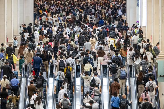 (261001) -- BEIJING, Oct. 1, 2026 (Xinhua) -- Passengers are seen at Hankou Railway Station in Wuhan, central China's Hubei Province, Oct. 1, 2026. The transportation network of the country witnessed a travel peak on the first day of the National Day holiday. (Xinhua/Xiao Yijiu)