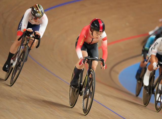 (261001) -- IZU, Oct. 1, 2026 (Xinhua) -- Gong Xianbing (2nd L) of team China competes during the women's Madison final race of cycling track at the 20th Asian Games Aichi-Nagoya 2026 in Izu of Shizuoka Prefecture, Japan, Oct. 1, 2026. (Xinhua/Zhou Mi)