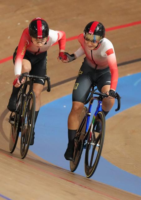 (261001) -- IZU, Oct. 1, 2026 (Xinhua) -- Gong Xianbing (L) and Chen Ning of team China compete during the women's Madison final race of cycling track at the 20th Asian Games Aichi-Nagoya 2026 in Izu of Shizuoka Prefecture, Japan, Oct. 1, 2026. (Xinhua/Zhou Mi)