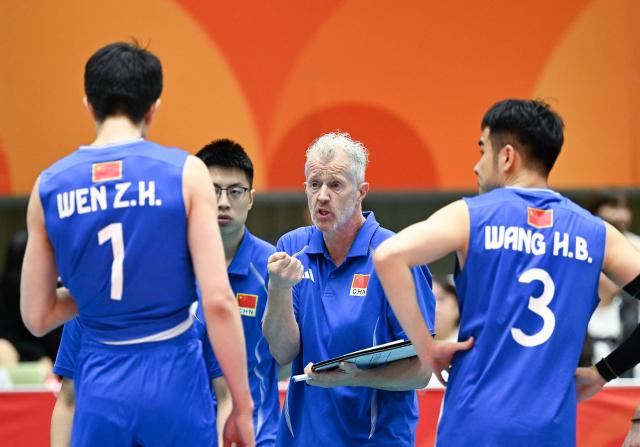 (261001) -- OKAZAKI, Oct. 1, 2026 (Xinhua) -- Vital Heynen (C), head coach of China, gives instructions during the men's volleyball quarterfinal match between China and Thailand at the 20th Asian Games Aichi-Nagoya 2026 in Okazaki of Aichi Prefecture, Japan, Oct. 1, 2026. (Xinhua/Jia Haocheng)